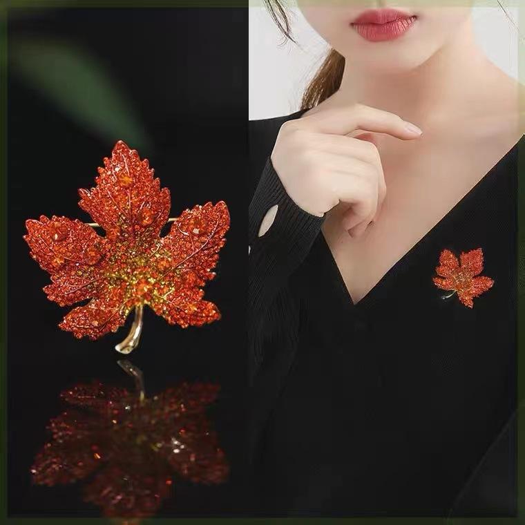 Fashion Temperament Brooch Maple Leaf Shape Full Shiny Rhinestones Breast Pin Sweater Scarf Shawl Buckle Pin